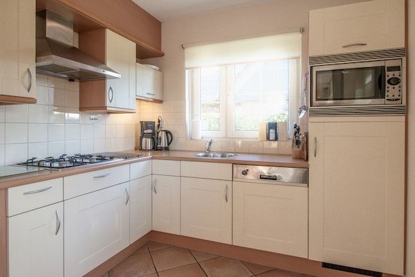 Keuken - Luxe villa dichtbij zee, strand en bos in Sint Maartenszee (4)
