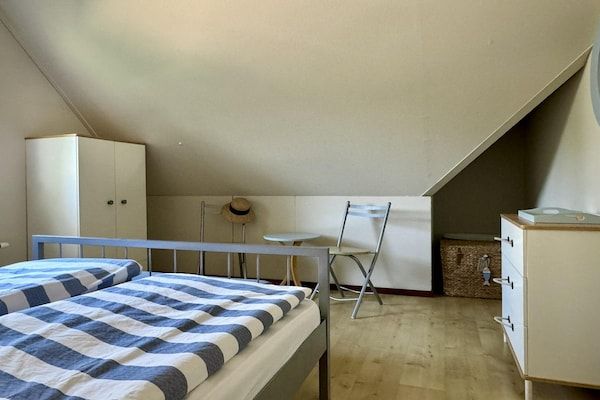 Slaapkamer - Luxe villa dichtbij zee, strand en bos in Sint Maartenszee (5)