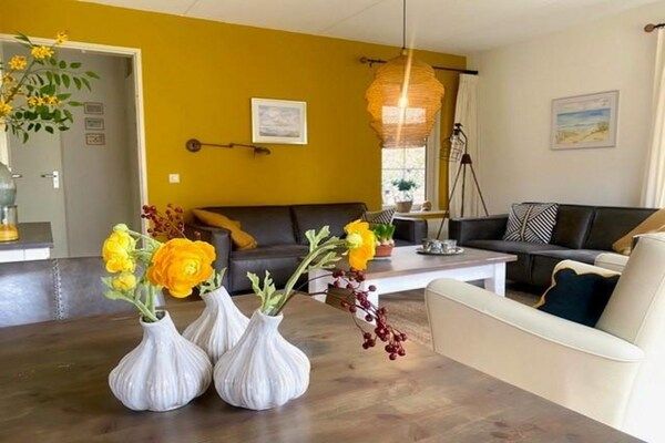 Woonkamer - Aantrekkelijke villa dichtbij bos, strand en zee in Sint Maartenszee (2)