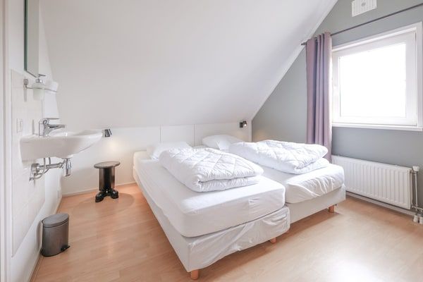 Slaapkamer - Aantrekkelijke villa dichtbij bos, strand en zee in Sint Maartenszee (3)