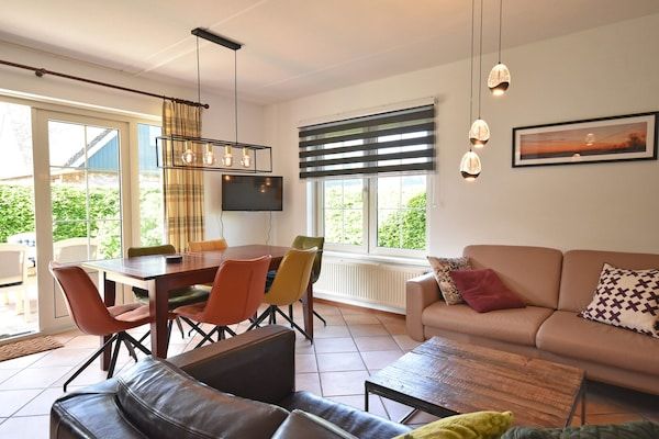 Woonkamer - Villa dichtbij bos, strand en zee in Sint Maartenszee (2)