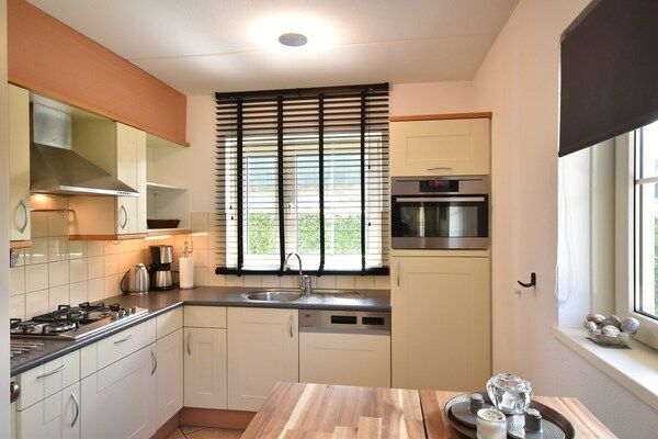 Keuken - Villa dichtbij bos, strand en zee in Sint Maartenszee (5)