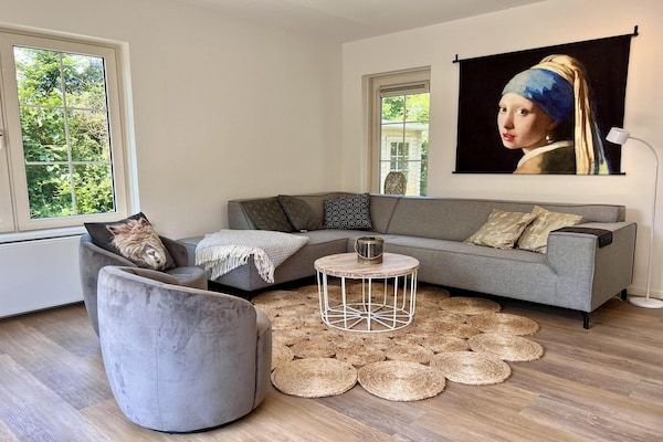 Woonkamer - Luxe villa dichtbij bos, strand & zee in Sint Maartenszee (2)