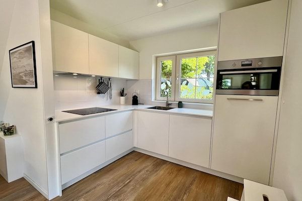 Keuken - Luxe villa dichtbij bos, strand & zee in Sint Maartenszee (3)