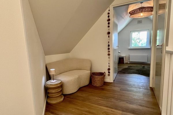 Woonkamer - Luxe villa dichtbij bos, strand & zee in Sint Maartenszee (4)