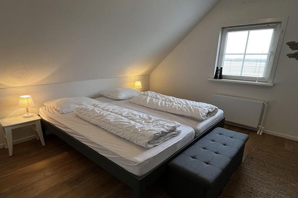 Slaapkamer - Luxe villa dichtbij bos, strand & zee in Sint Maartenszee (5)