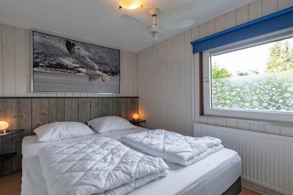 Slaapkamer - Aantrekkelijk vakantiehuis vlakbij het strand in Sint Maartenszee (4)