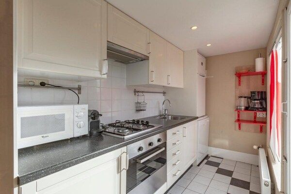 Keuken - Aantrekkelijk vakantiehuis vlakbij het strand in Sint Maartenszee (5)