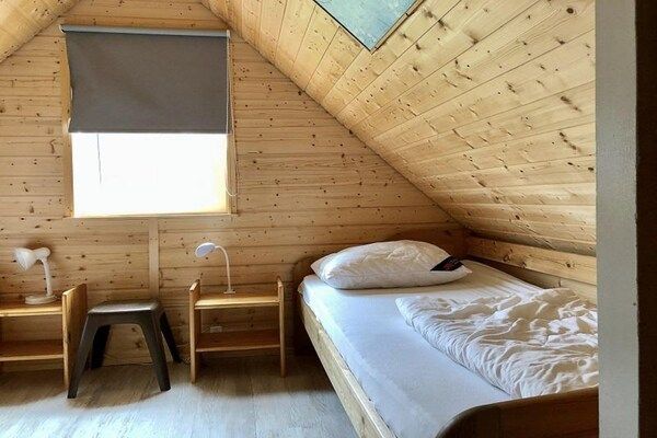 Slaapkamer - Ontspannend vakantiehuis vlakbij het strand in Sint Maartenszee (4)