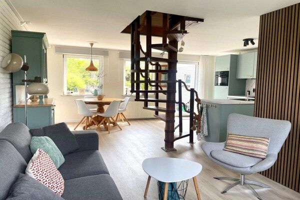 Woonkamer - Ontspannend vakantiehuis vlakbij het strand in Sint Maartenszee (2)