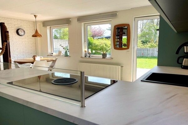 Keuken - Ontspannend vakantiehuis vlakbij het strand in Sint Maartenszee (5)