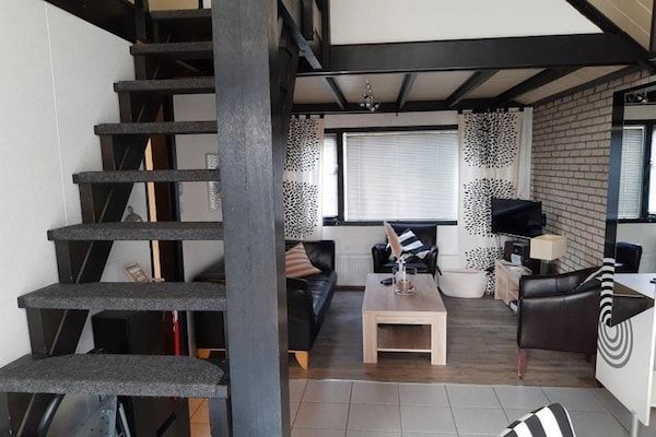 Woonkamer - Vakantiehuis met groot terras in Sint Maartenszee (5)