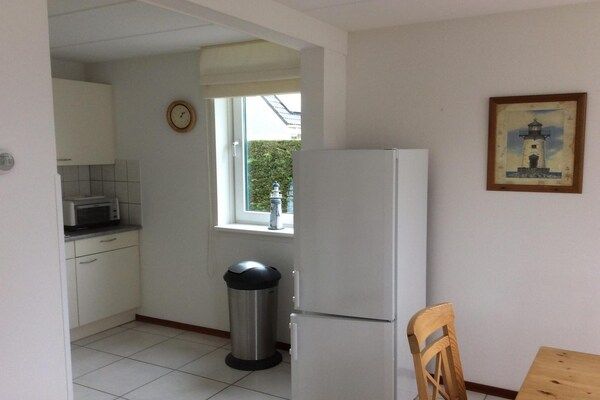Keuken - Bungalow voor 6 personen vlakbij het strand in Sint Maartenszee (5)
