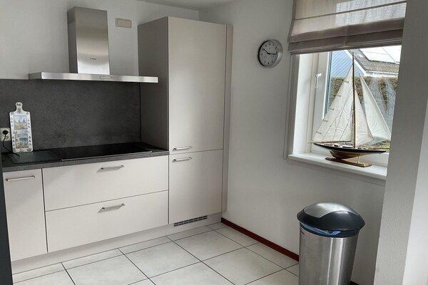 Woonkamer - Bungalow voor 6 personen vlakbij het strand in Sint Maartenszee (4)