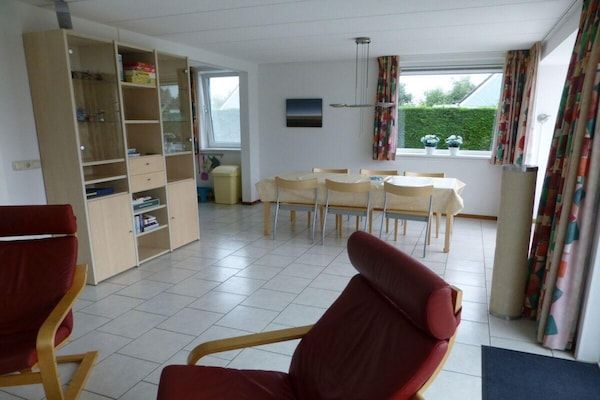 Woonkamer - Bungalow voor 6 personen, vlakbij het strand in Sint Maartenszee (4)