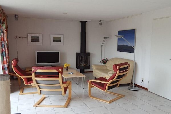 Woonkamer - Bungalow voor 6 personen, vlakbij het strand in Sint Maartenszee (1)