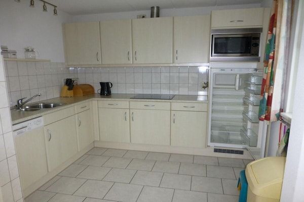 Keuken - Bungalow voor 6 personen, vlakbij het strand in Sint Maartenszee (5)
