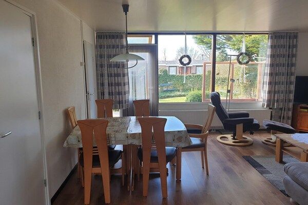 Eetkamer - Bungalow op Eureka Park vlakbij het strand in Sint Maartenszee (3)
