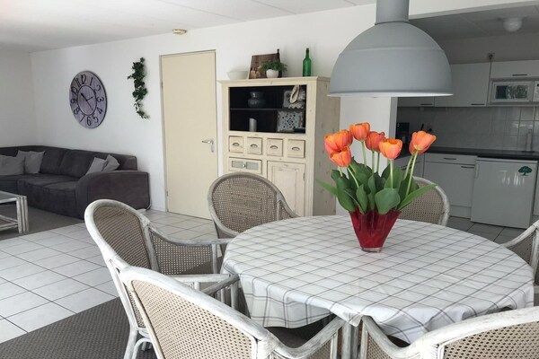 Eetkamer - Comfortabel vakantiehuis voor 6 personen. in Sint Maartenszee (2)