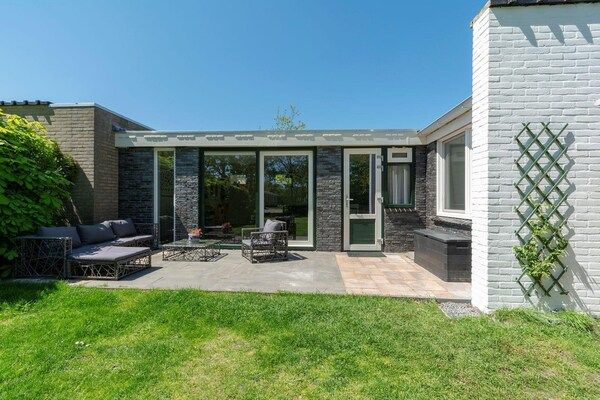 Buitenkant - Gemeubileerde bungalow vlakbij het strand in Sint Maartenszee (4)