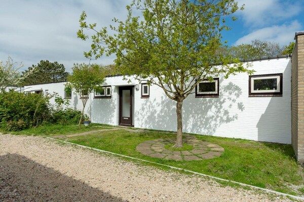 Buitenkant - Gemeubileerde bungalow vlakbij het strand in Sint Maartenszee (1)
