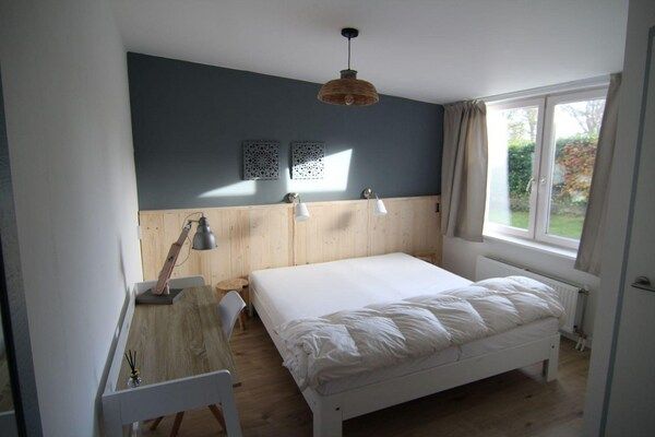 Slaapkamer - Gemeubileerde bungalow vlakbij het strand in Sint Maartenszee (3)