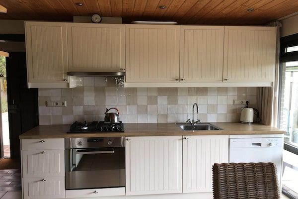 Keuken - Bungalow met terras op het zuiden in Sint Maartenszee (5)