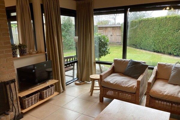 Woonkamer - Bungalow met terras op het zuiden in Sint Maartenszee (4)