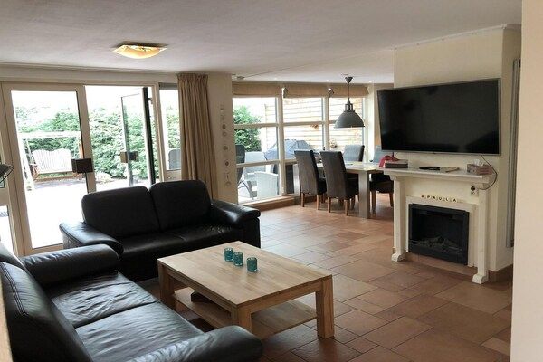 Woonkamer - Gemeubileerde bungalow met tuin in Sint Maartenszee (1)