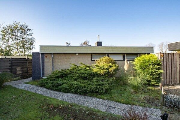 Buitenkant - Gemeubileerde bungalow met tuin in Sint Maartenszee (5)