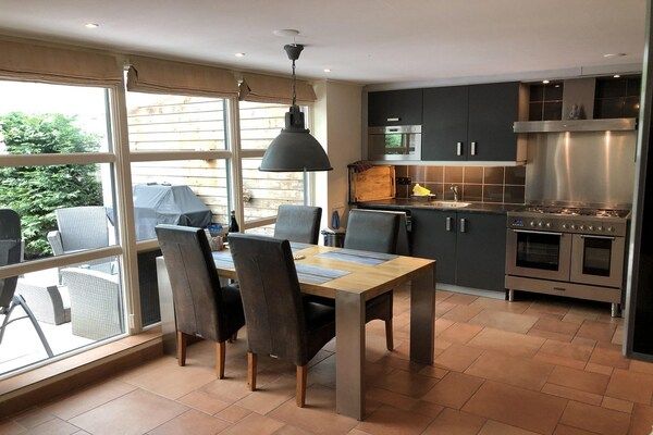 Eetkamer - Gemeubileerde bungalow met tuin in Sint Maartenszee (2)