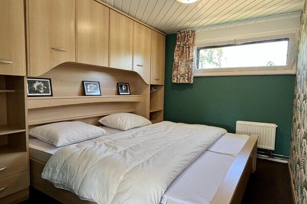 Slaapkamer - Mooie stenen bungalow met omheinde tuin in Sint Maartenszee (5)