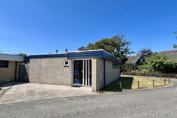 Buitenkant - Mooie stenen bungalow met omheinde tuin in Sint Maartenszee (1)
