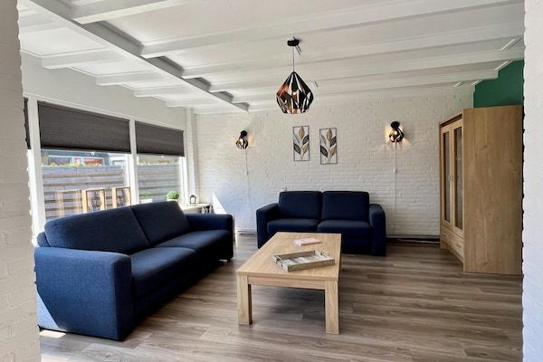 Woonkamer - Mooie stenen bungalow met omheinde tuin in Sint Maartenszee (2)