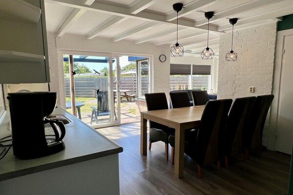 Eetkamer - Mooie stenen bungalow met omheinde tuin in Sint Maartenszee (3)