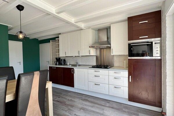 Keuken - Mooie stenen bungalow met omheinde tuin in Sint Maartenszee (4)