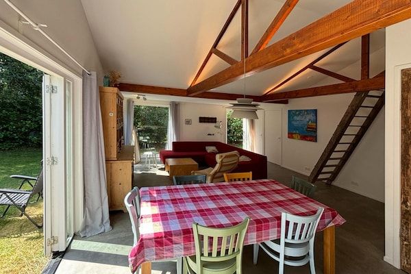 Eetkamer - Gerenoveerde bungalow met tuin voor gezinnen in Sint Maartenszee (3)