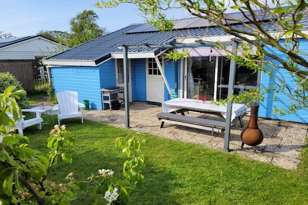 Buitenkant - Aantrekkelijke bungalow vlakbij strand en duinen in Sint Maartenszee (1)