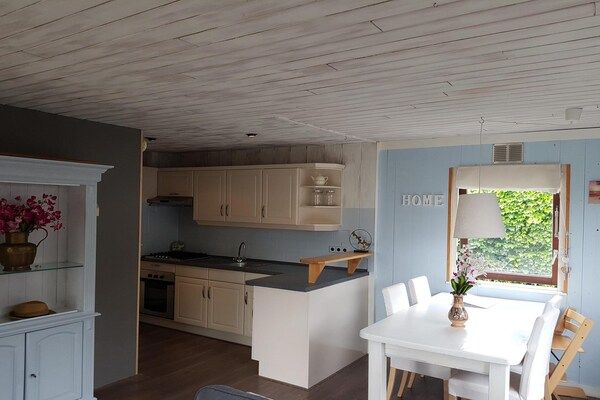 Keuken - Aantrekkelijke bungalow vlakbij strand en duinen in Sint Maartenszee (4)