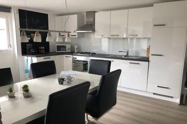 Eetkamer - Leuke bungalow voor familievakantie in Sint Maartenszee (3)