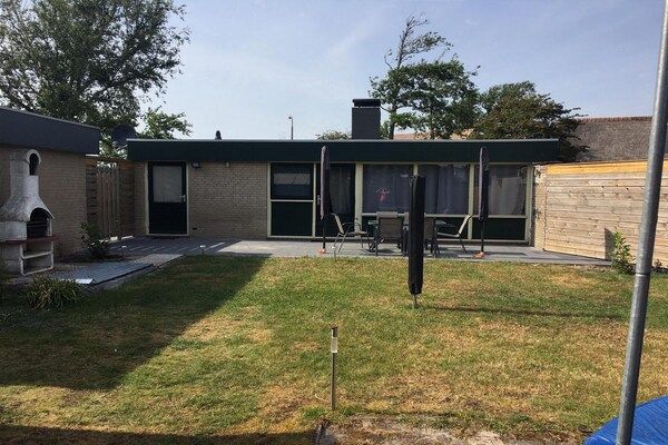 Buitenkant - Leuke bungalow voor familievakantie in Sint Maartenszee (5)