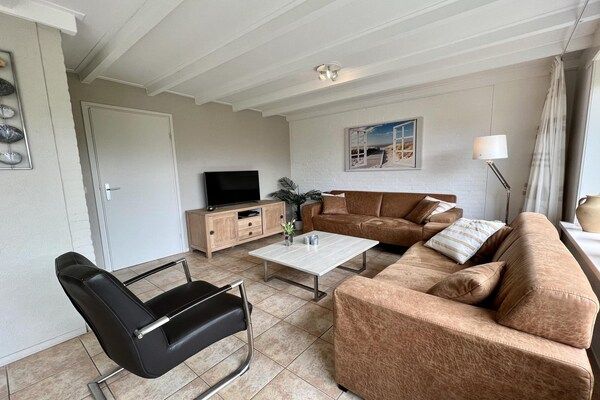 Woonkamer - Vrijstaande vakantiewoning met tuin in Sint Maartenszee (2)