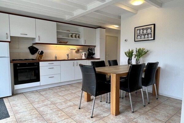 Keuken - Vrijstaande vakantiewoning met tuin in Sint Maartenszee (3)