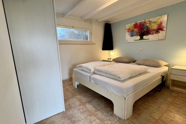 Slaapkamer - Vrijstaande vakantiewoning met tuin in Sint Maartenszee (5)