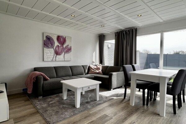 Woonkamer - Prachtige bungalow in Noord-Holland in Sint Maartenszee (1)