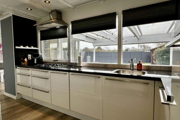 Keuken - Prachtige bungalow in Noord-Holland in Sint Maartenszee (4)