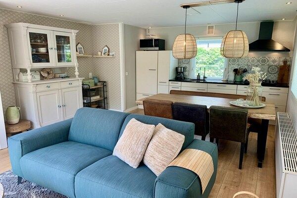 Woonkamer - Bungalow voor 4 personen met terras op het zuiden in Sint Maartenszee (2)