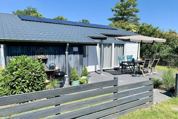Buitenkant - Bungalow voor 4 personen met terras op het zuiden in Sint Maartenszee (1)