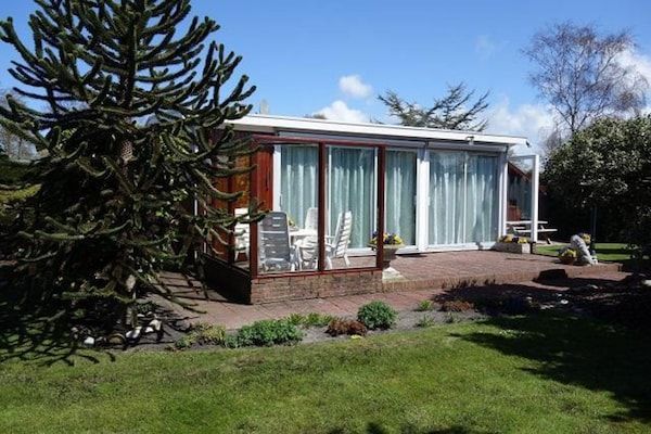 Buitenkant - Gezinsbungalow vlakbij het strand en de zee. in Sint Maartenszee (1)