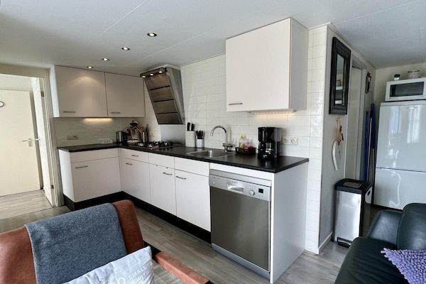 Keuken - Leuke bungalow met gezellig terras in Sint Maartenszee (4)